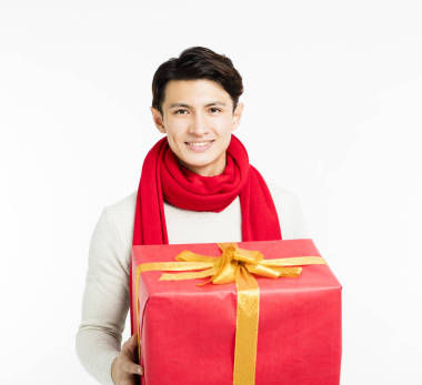 展示圣誕禮物的快樂(lè)年輕人
