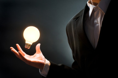 照明的燈泡照片