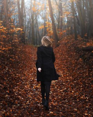 走在森林小徑的婦女