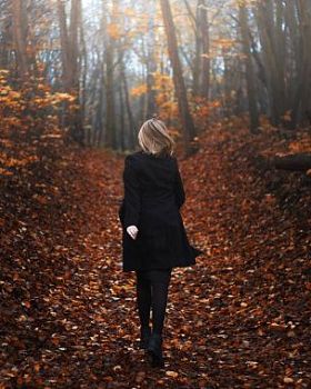 走在森林小径的妇女