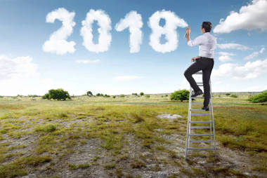商人使用樓梯和噴灑2018十八白云