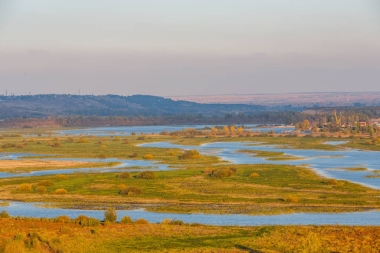 和平的秋天風(fēng)景。從山頂上看。Zhigulevskie 山和伏爾加河在圖片