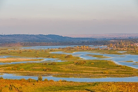 和平的秋天风景。从山顶上看。Zhigulevskie 山和伏尔加河在图片