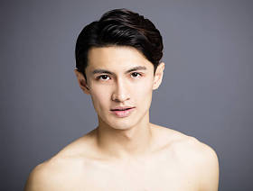 特写英俊的年轻男子脸 