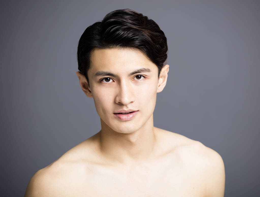 特写英俊的年轻男子脸 