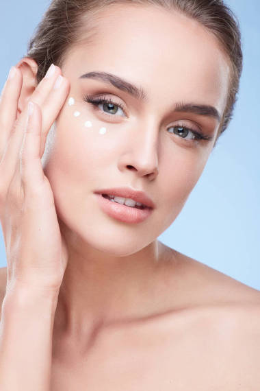 应用奶油的年轻女子 图片