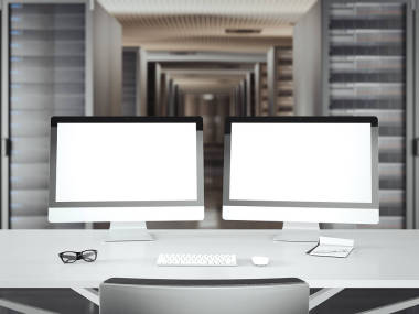 一個(gè)大型服務(wù)器室中有兩個(gè)顯示器的表。3d 渲染