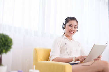 中國女人在房間里聽音樂