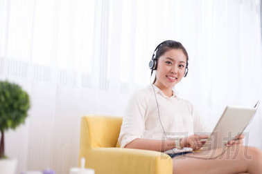 中國女人在房間里聽音樂