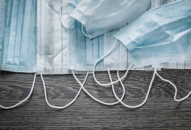 老式木板上的一次性無菌口罩棧