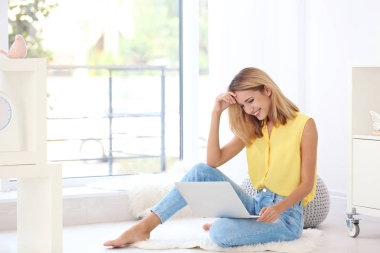 隨著現(xiàn)代筆記本電腦的年輕女子