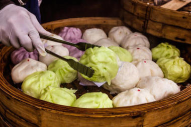 綠色精選托盤上的饅頭