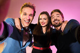 朋友们一起去拍照