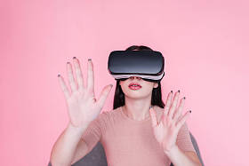 美丽的女孩在 vr 耳机