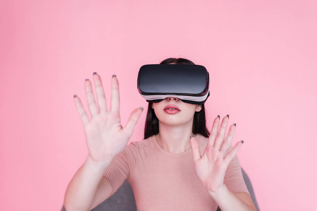 美丽的女孩在 vr 耳机 美丽的女孩在 vr 耳机
