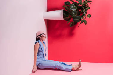 時髦女孩在帽子和太陽鏡