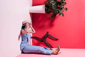 时髦女孩在帽子和太阳镜图片