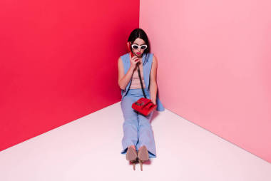 時髦的女孩與復(fù)古手機