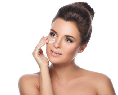 女人應(yīng)用保濕霜圖片