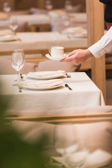 服务员服务杯咖啡图片