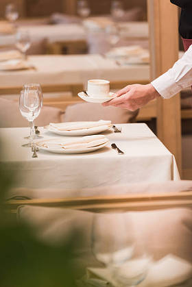 服务员服务杯咖啡图片