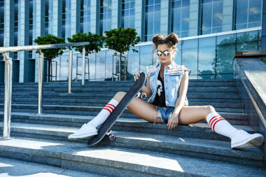 时尚女孩与滑板 