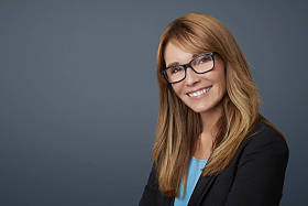 看看相机的女商人照片