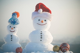 白色天空背景下的圣诞老人雪人