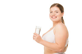 微笑超重的妇女与水图片