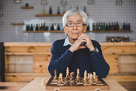 国际象棋棋盘亚洲男子图片