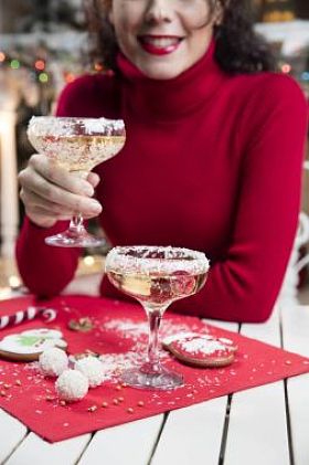 微笑的妇女圣诞节祝贺