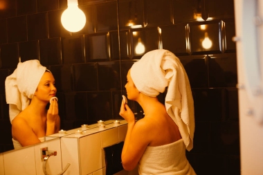 妇女使用棉垫图片