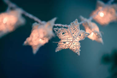 手工白色柳條星用電燈泡為裝飾