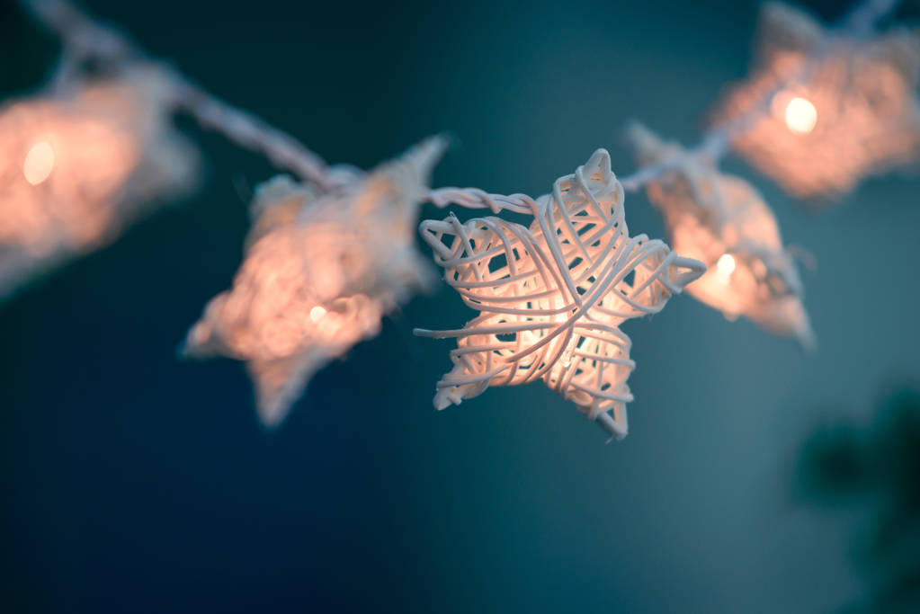 手工白色柳条星用电灯泡为装饰 手工白色柳条星用电灯泡为装饰