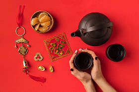 东方装饰品和茶具照片