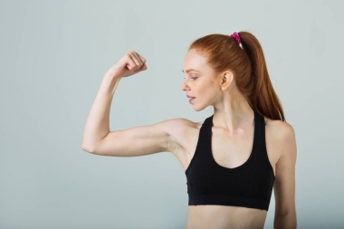 美麗的紅頭發(fā)的苗條女孩