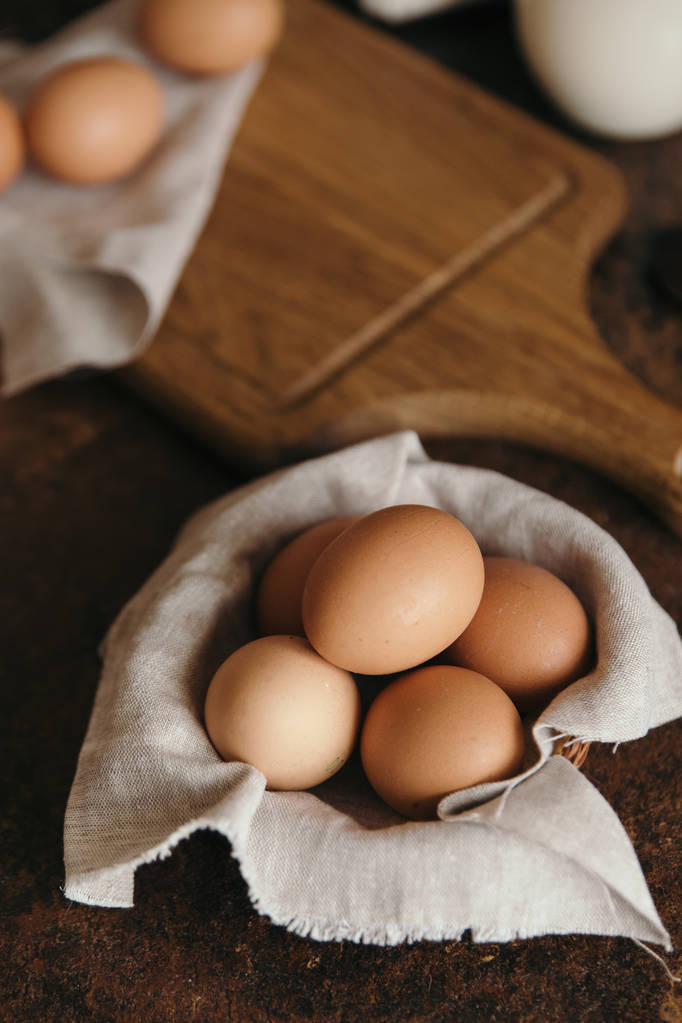 烘焙配料在厨房的桌子上