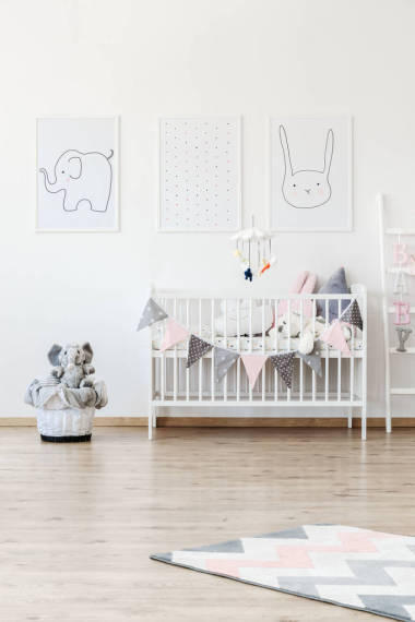 挂在床上的动物海报