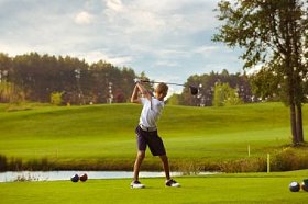 男孩打高尔夫球