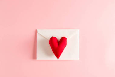 带礼品信封的心形靠垫