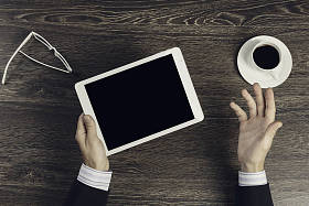 平板电脑与空白的屏幕，在手中