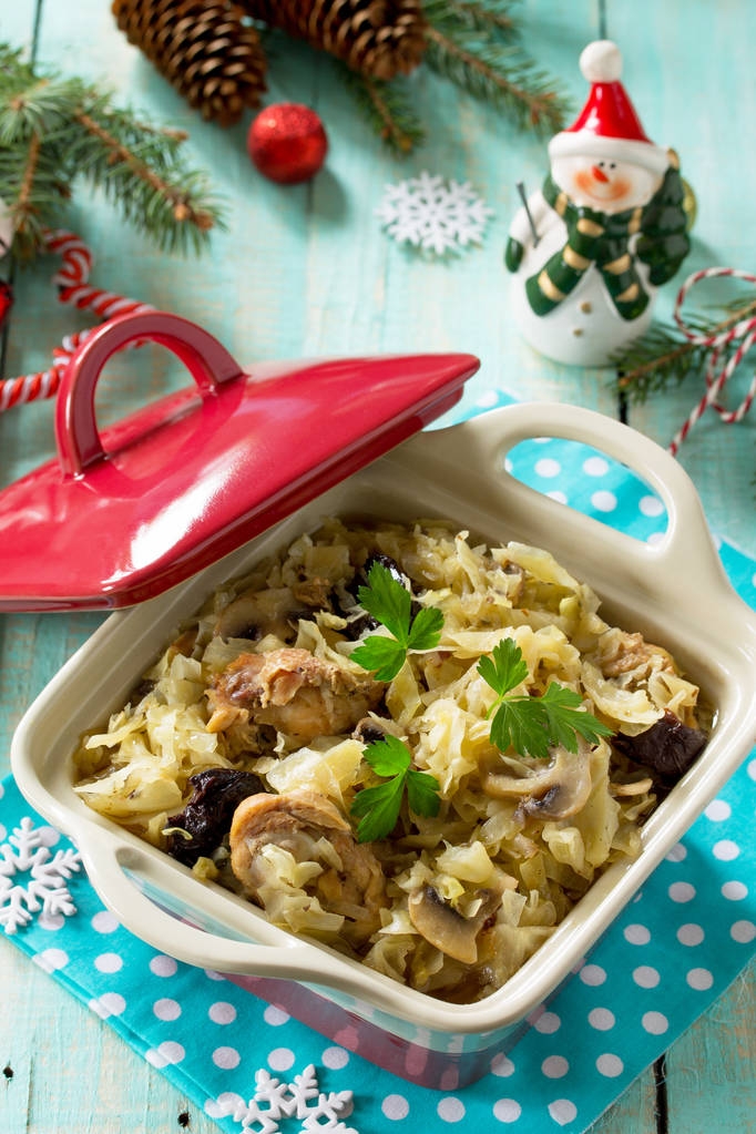 在节日的圣诞餐桌上自制的晚餐。驾驶室炖鸭 在节日的圣诞餐桌上自制的晚餐。驾驶室炖鸭