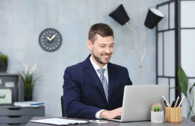 使用筆記本電腦的商人圖片