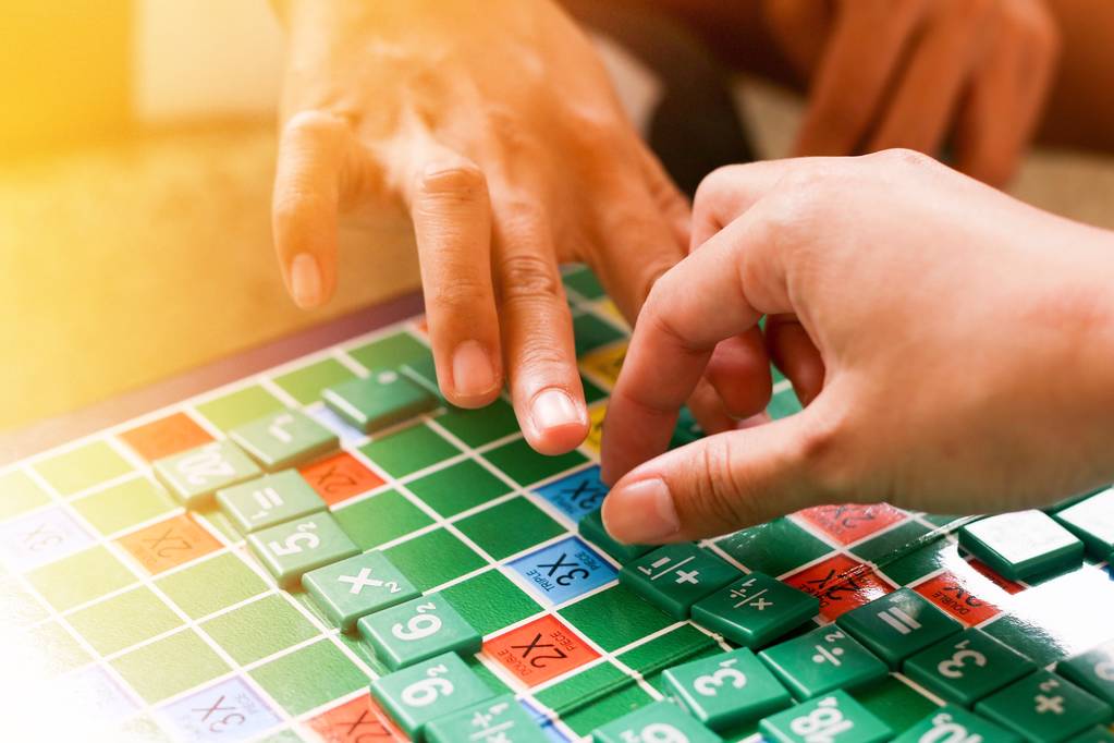 学生们正在玩数学游戏