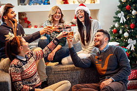 朋友们在家里庆祝圣诞节, 他们玩得很开心