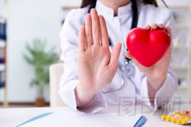 紅色的心，在醫(yī)院里的醫(yī)生心血管專家