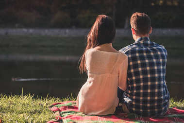 在公園里的情侶圖片