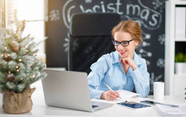 女实业家自由职业者在电脑上工作在圣诞