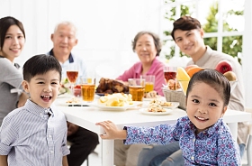 快乐的亚洲家庭在家里吃饭图片