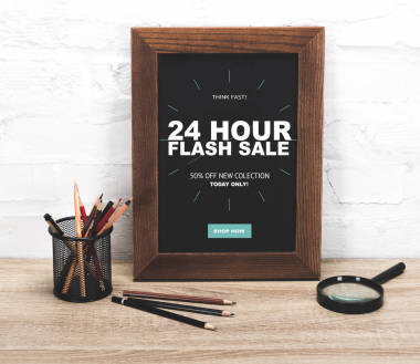 桌上照片框架和辦公用品圖片